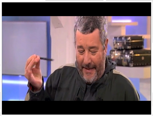 Philippe Starck montre un stylo.