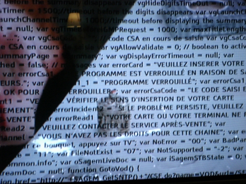Message d'erreur s'affiche sur tout l'écran de la TV, on continue à voir en transparence le film.