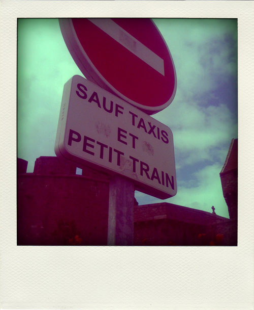 Sens interdit, sauf taxis et petit train.